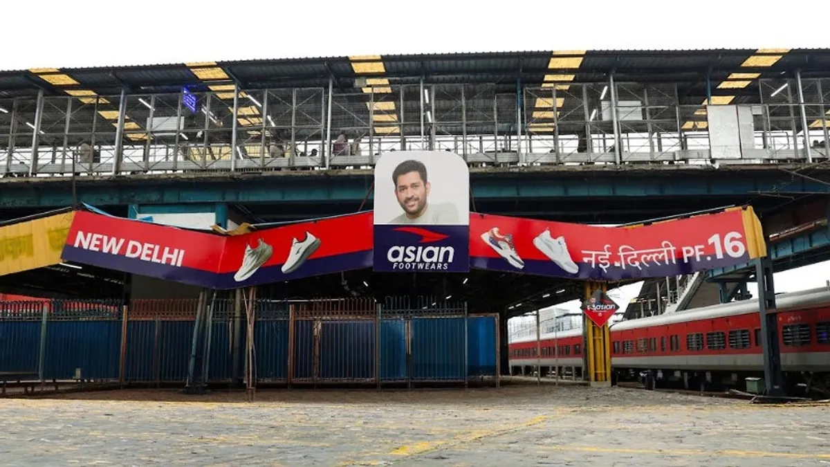 MS Dhoni on Asian Footwears branding over Platform 16 at New Delhi Railway Station