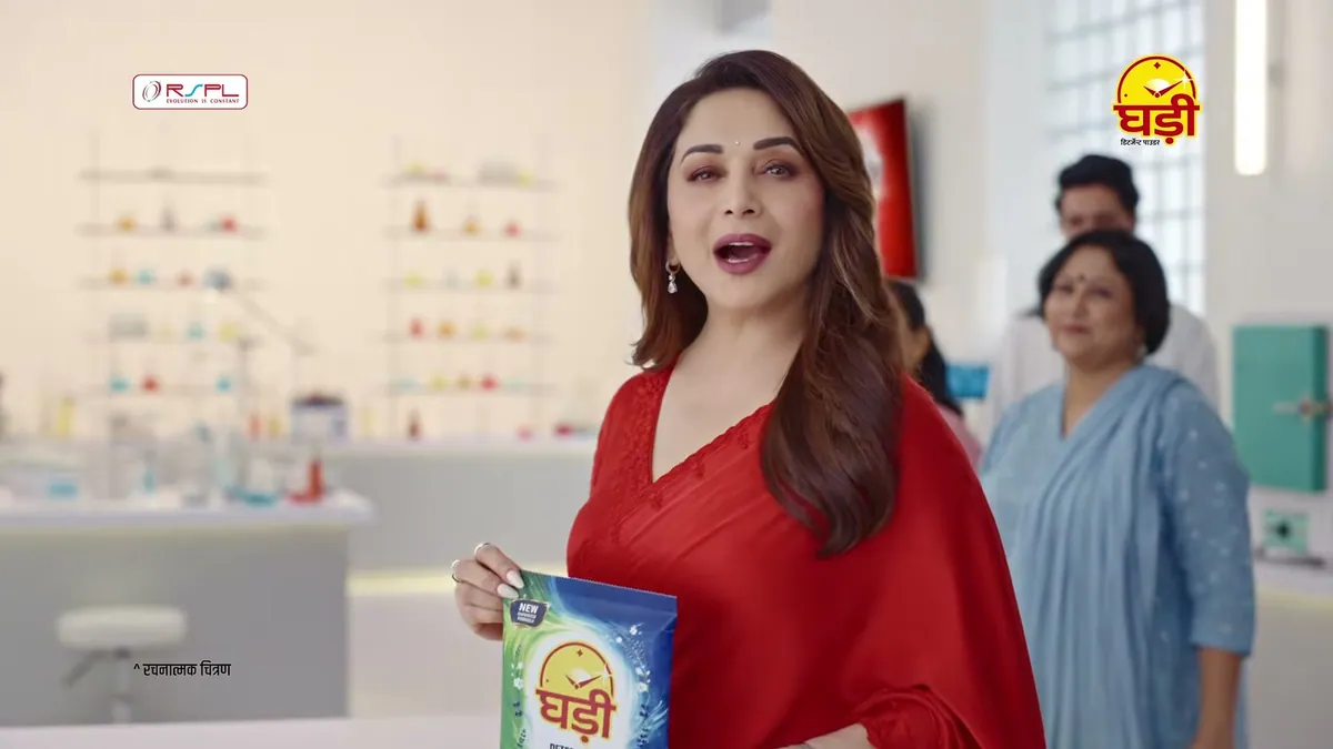 Madhuri Dixit holding a pack of Ghadi detergent, a frame from the Vishwas Ki Pariksha film