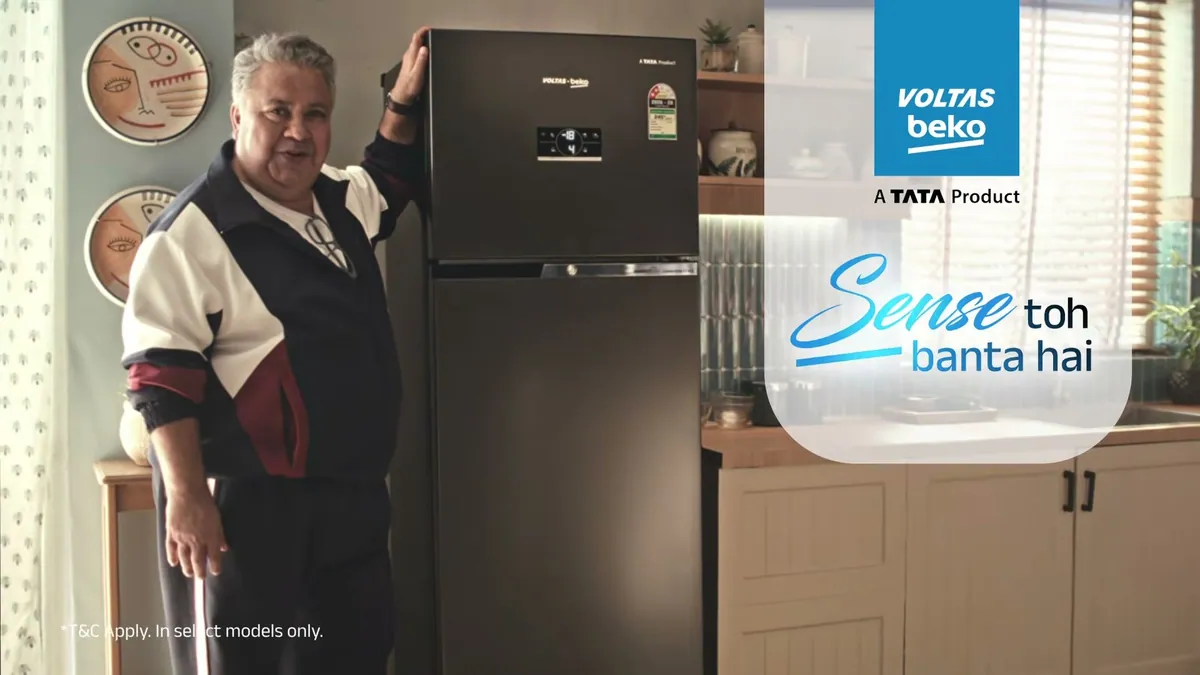 Manoj Pahwa beside a Voltas Beko refrigerator in the Sense Toh Banta Hai film